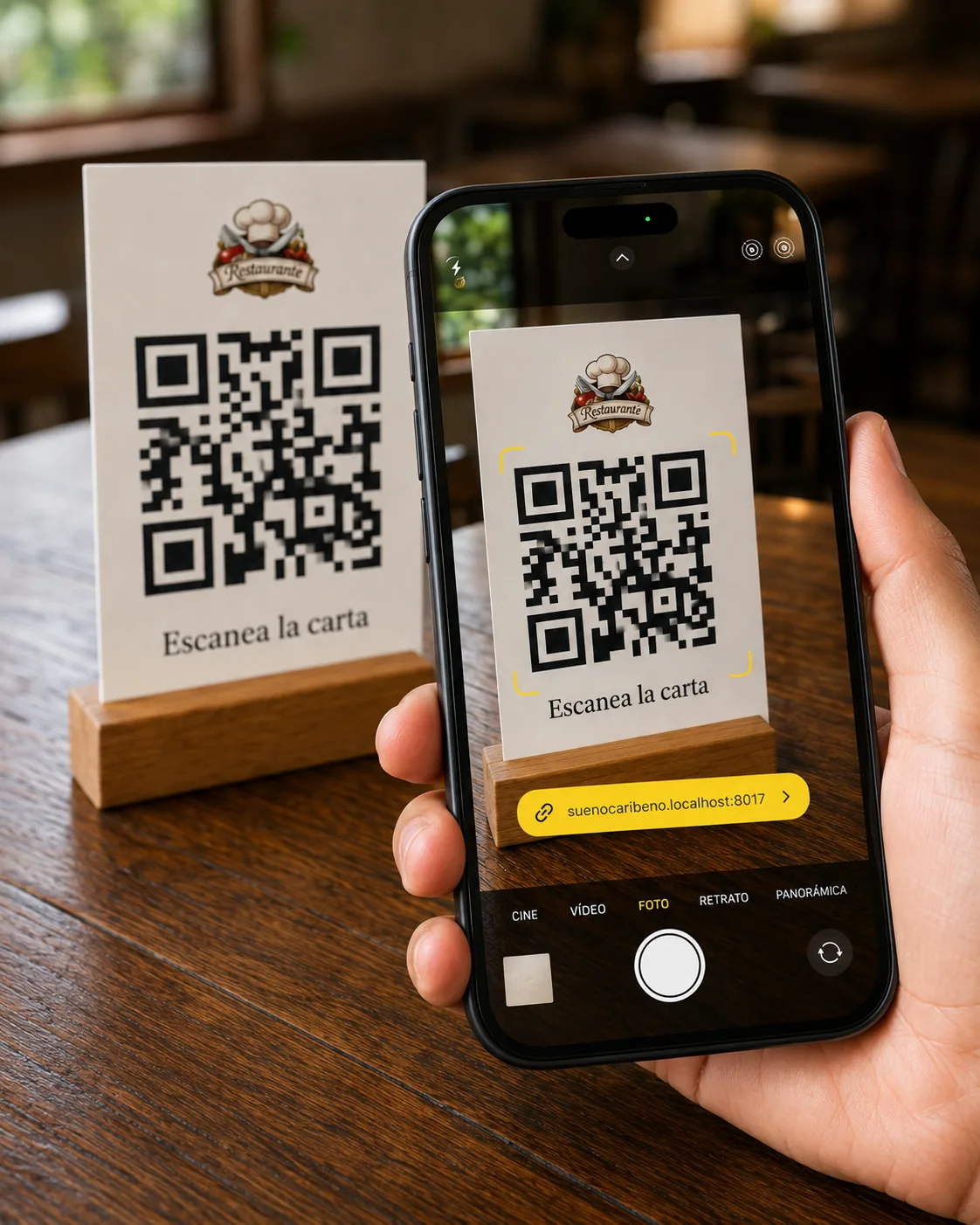 Una persona escanea con la cámara del móvil el código QR de la carta del restaurante